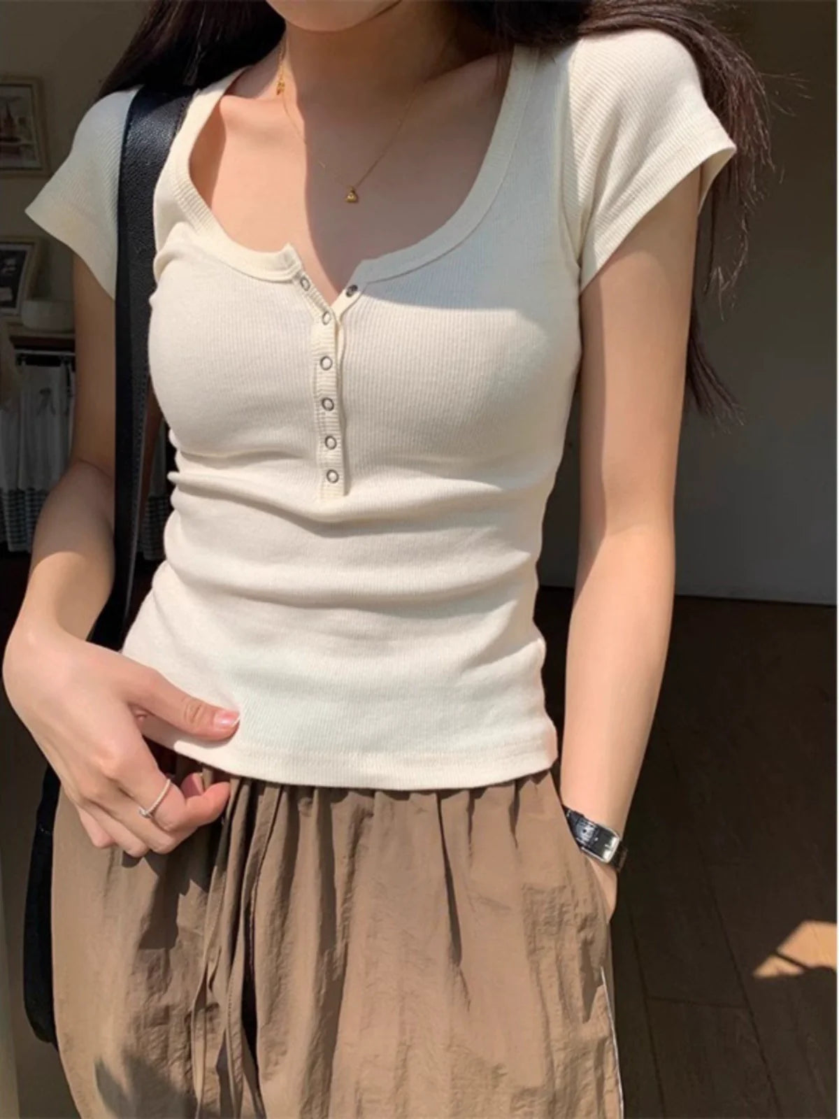 スリムフィットボタンTシャツ