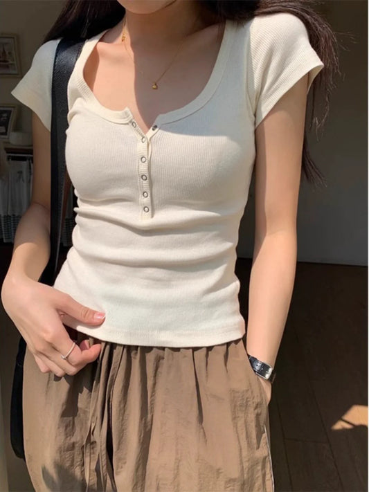 スリムフィットボタンTシャツ