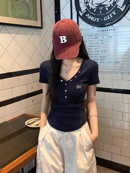 VネックボタンフィットロゴTシャツ
